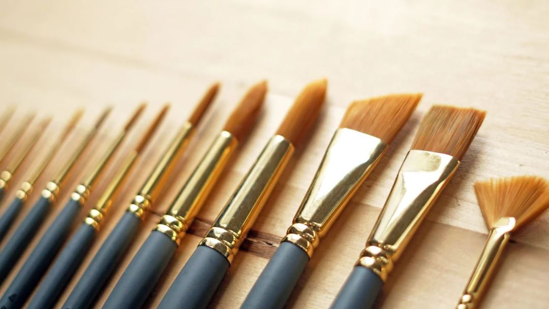 What are the different types of paint brushes? Image 1